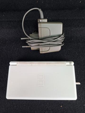 Nintendo ds blanche avec chargeur et stylet. Très bel état 