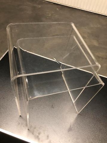 Set vintage bijzettafeltjes plexiglas beschikbaar voor biedingen