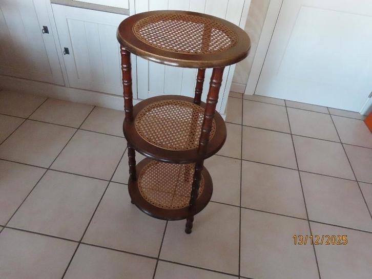 Table d'appoint avec étagères en osier, Maison & Meubles, Tables | Tables d'appoint, Utilisé, Rond, 60 cm ou plus, Moins de 55 cm