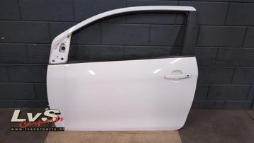 Portier 2Deurs links van een Toyota Aygo (068) beschikbaar voor biedingen