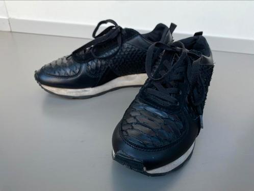 Sneakers Zara 35 en cuir véritable texturé noir, Enfants & Bébés, Vêtements enfant | Chaussures & Chaussettes, Utilisé, Chaussures