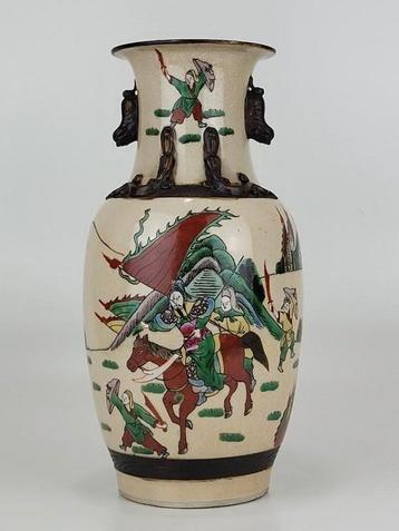 Antieke Chinese Famille rose Baluster vaas  beschikbaar voor biedingen