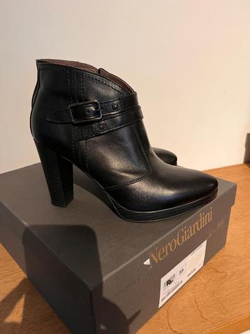 Schoenen Nero Giardini beschikbaar voor biedingen