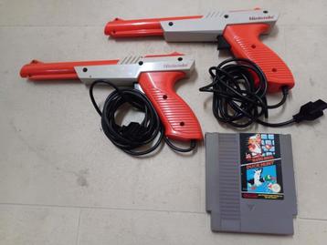 2 nintendo nes Zapper geweren + game beschikbaar voor biedingen