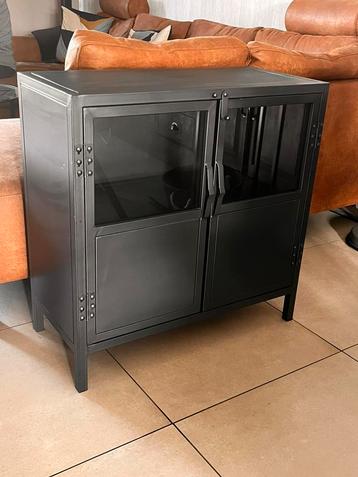 Metalen vitrinekastje beschikbaar voor biedingen