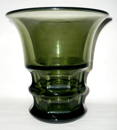 LUXVAL VAL ST. LAMBERT VAAS MODEL CONSTANTIN GROEN CA 1935, Antiek en Kunst, Antiek | Glaswerk en Kristal, Ophalen of Verzenden