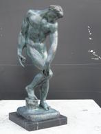 statue d un homme nue en bronze pat vert signé sur marbre ., Antiquités & Art, Bronze, Enlèvement ou Envoi