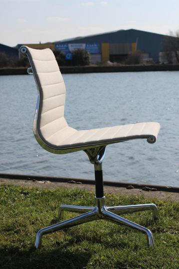 Charles & ray Eames vitra bureelstoelen (7 stuks )E A 101 beschikbaar voor biedingen