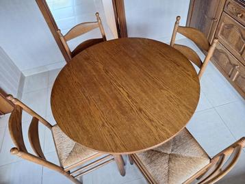 Ronde tafel met 4 stoelen beschikbaar voor biedingen