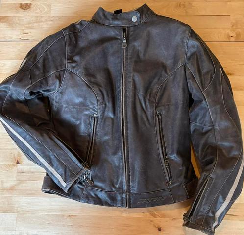 Veste moto femme Ixon en cuir de bufflonne - Taille S, Motos, Vêtements | Vêtements de moto, Pantalon | cuir, Enlèvement