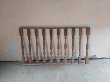 Houten balustrade beschikbaar voor biedingen