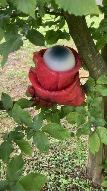 Zachte sculptuur van een klein monster beschikbaar voor biedingen