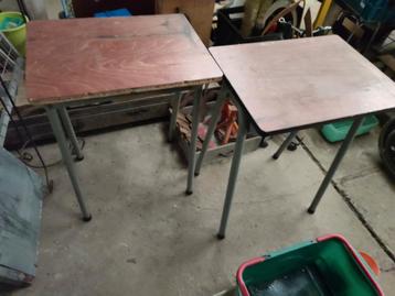 table de travail armature métallique dessus formica 60 x 45  disponible aux enchères