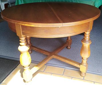 Eiken ronde tafel. beschikbaar voor biedingen