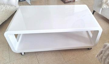 Moderne Hoogglans Salontafel op wieltjes
Ikea
 beschikbaar voor biedingen