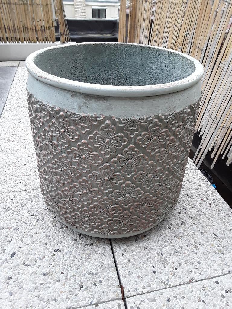 Bloempot, Tuin en Terras, Bloempotten, Zo goed als nieuw, Beton, Binnen, Balkon, Tuin, 40 tot 70 cm, 25 tot 40 cm, Rond, Ophalen