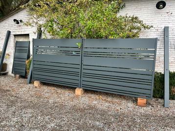 Nieuwe ijzere poort beschikbaar voor biedingen