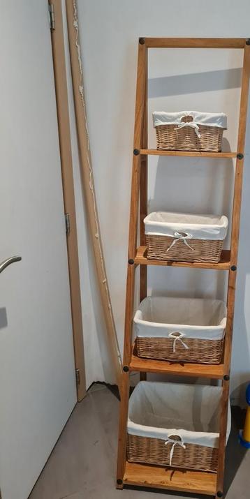 Houten rek met rieten manden  beschikbaar voor biedingen