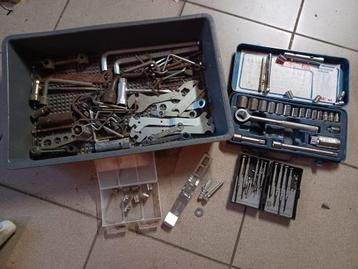 Setjes en los gereedschap: sleutels, doppen en meer beschikbaar voor biedingen