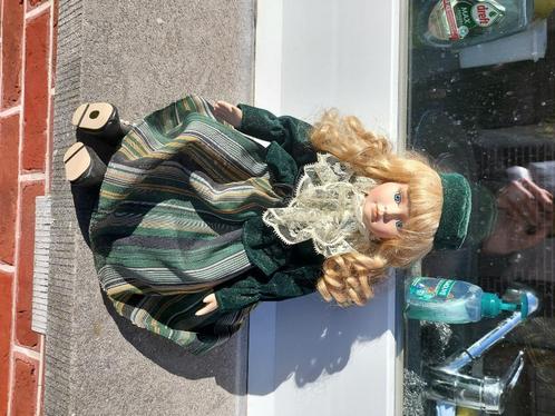 Porseleinen pop met vintage kleding en handtas, Verzamelen, Poppen, Zo goed als nieuw, Pop, Levensecht of Reborn, Ophalen