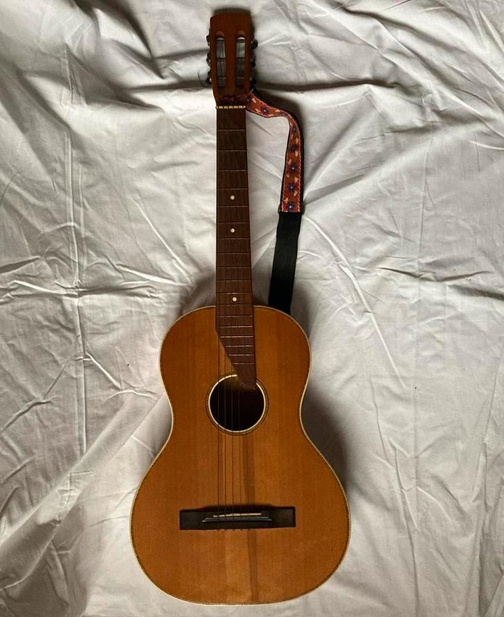 Gitaar met hoes en schouderband, Muziek en Instrumenten, Snaarinstrumenten | Gitaren | Akoestisch, Gebruikt, Ophalen