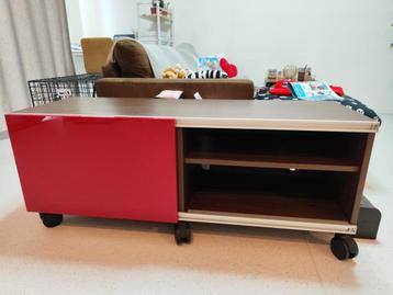 Leuke speciale rode tv-kast beschikbaar voor biedingen