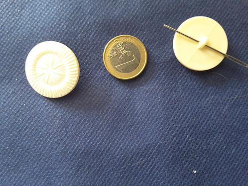 28 mm gebroken witte knopen met trimpatroon schacht B2818Q, Hobby en Vrije tijd, Naaien en Fournituren, Nieuw, Knoop of Knopen