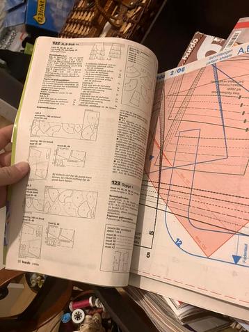 Vintage Burda tijdschriften – complete met patronen beschikbaar voor biedingen