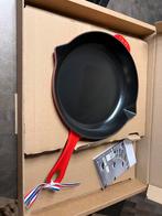 Nieuwe Staub Skillet 26 cm Cerise in de doos, Huis en Inrichting, Gietijzer, Nieuw, Ophalen of Verzenden, Keramische plaat