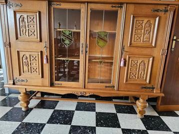 Buffet vaisselier en chêne massif sculpté beschikbaar voor biedingen