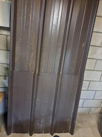 DAKPLATEN KLEUR BRUIN ( RAL 8019 ) . beschikbaar voor biedingen