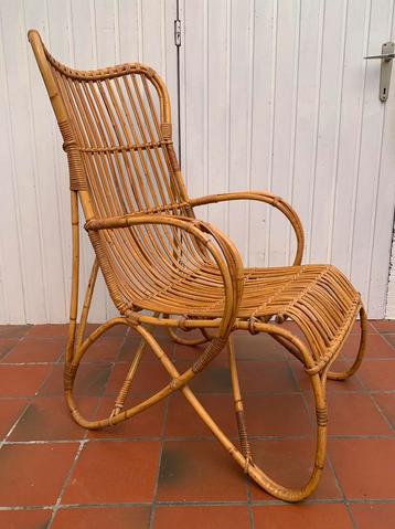 Vintage fauteuil van rotan beschikbaar voor biedingen
