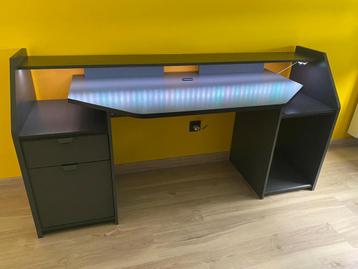 Bureau avec LED beschikbaar voor biedingen