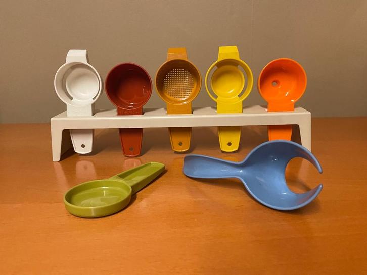 Support de rangement de doseurs Tupperware, Huis en Inrichting, Keuken | Tupperware, Zo goed als nieuw, Blauw, Geel, Wit, Crème