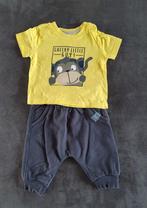 Tof setje met grijs broekje en geel T-shirt - Maat 68, Enfants & Bébés, Vêtements de bébé | Taille 68, Comme neuf, C&A, Ensemble