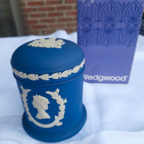 WEDGWOOD 1977 ELISABETH 2 JUBILEE ROUND JAR + EXTRA, Antiek en Kunst, Antiek | Porselein, Ophalen