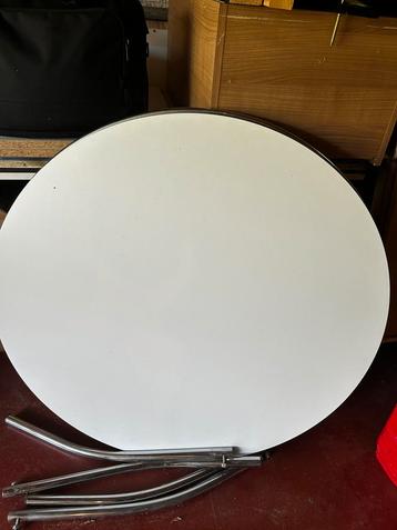 Witte retro ronde tafel (dia 100 cm) + stoelen