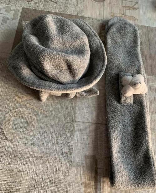 Set voor baby: grijze muts en sjaal, Kinderen en Baby's, Babykleding | Mutsen, Sjaals en Wanten, Gebruikt, Muts, Jongetje of Meisje