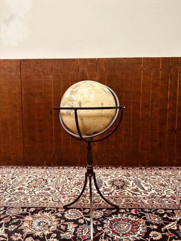 Klassieke Globe op Gietijzeren Staander, Antiek en Kunst, Antiek | Kantoor en Zakelijk, Ophalen of Verzenden