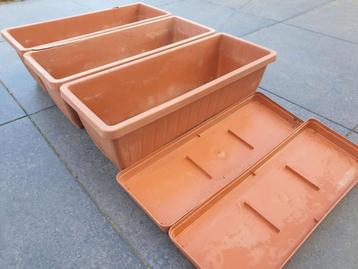 2x plastiek bloembak L49 x B19,5 x H 16,5cm + 2 onderschalen beschikbaar voor biedingen
