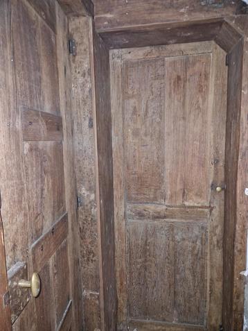 Antieke houten deur beschikbaar voor biedingen