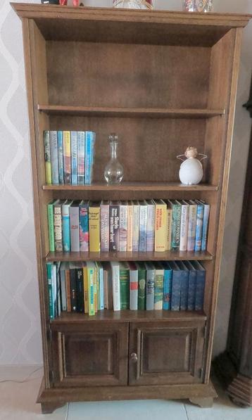 Boekenkast beschikbaar voor biedingen