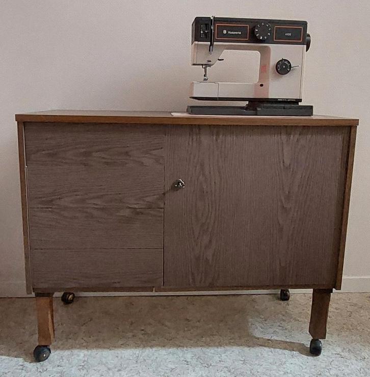 Naaimachine - Husqvarna 4100 incl. houten meubel op wielen, Hobby en Vrije tijd, Naaimachines en Toebehoren, Zo goed als nieuw