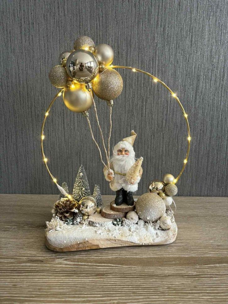 Nieuw !! Kerststuk met gouden kerstman en gouden ballonnen, Diversen, Kerst, Nieuw, Ophalen