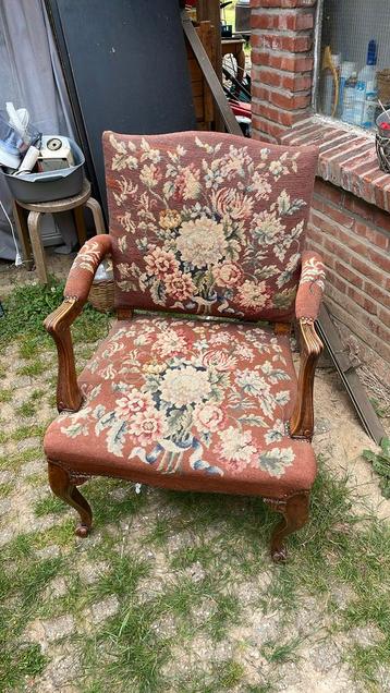 Fauteuil ancien bois et tissus beschikbaar voor biedingen