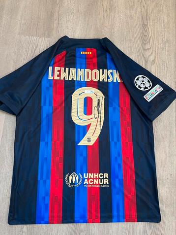 Diverse gesigneerde shirts beschikbaar voor biedingen