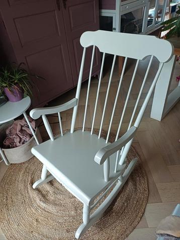 Witte schommelstoel beschikbaar voor biedingen