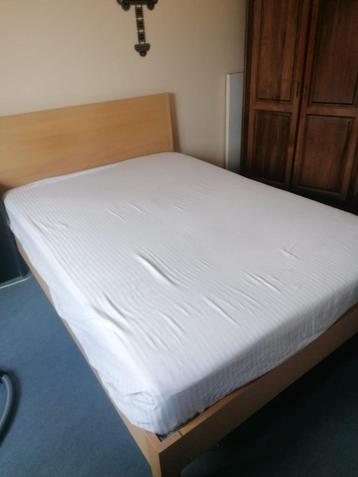 Stevig Bed met matras 140X200 beschikbaar voor biedingen