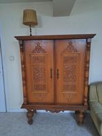 Eetplaats met tafel en 6 stoelen. Twee kasten., Ophalen