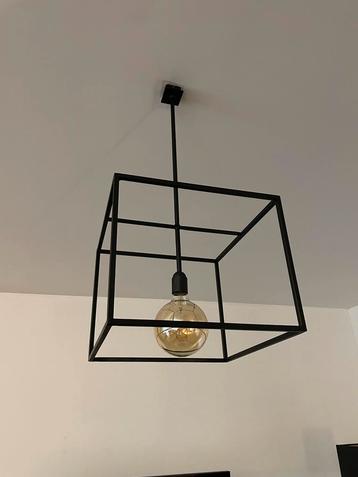 Degelijke metalen hanglamp disponible aux enchères